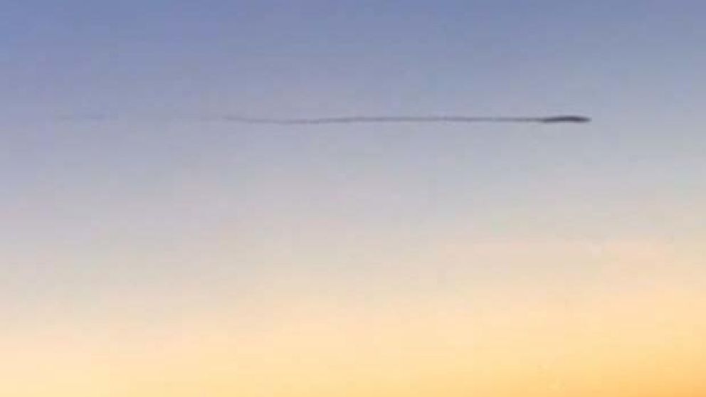 El extraño aparato parece estar viajando en dirección contraria.