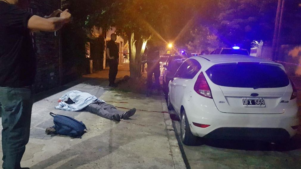 El agente de seguridad yace muerto en el suelo (Télam).