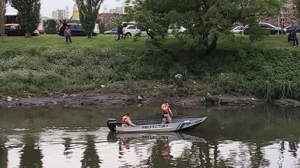Los malvivientes chocaron mientras huían y uno de ellos decidió saltar al Riachuelo.