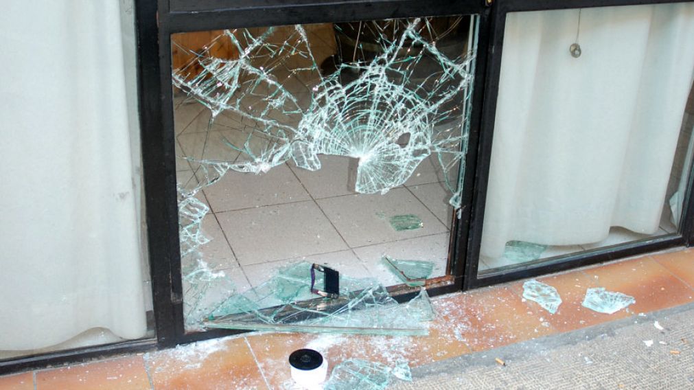 Los ladrones ingresaron violentando una de las ventanas de la vivienda.