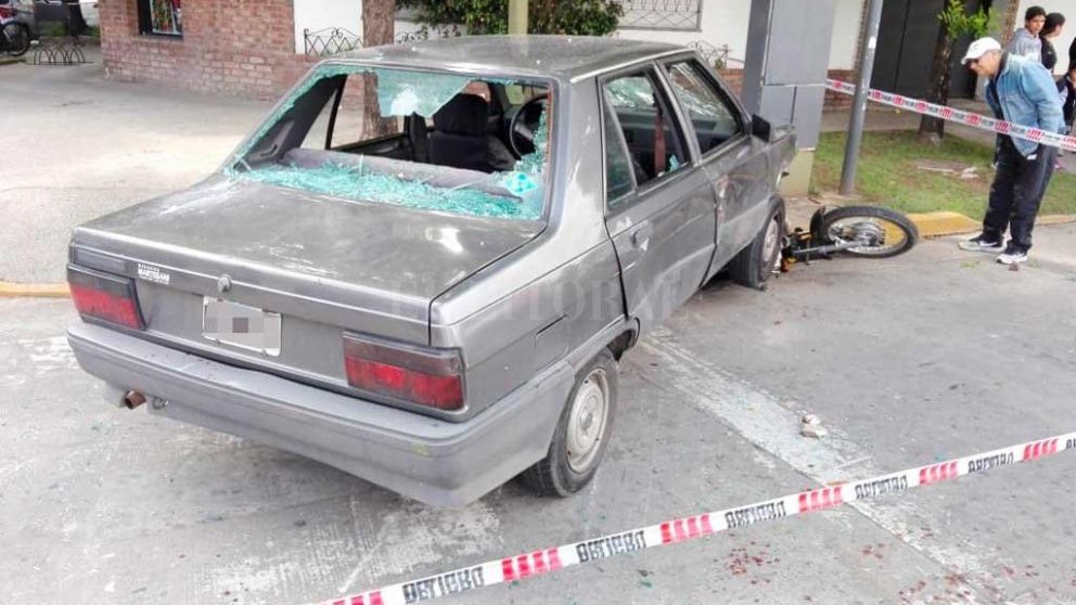 Así quedó el Renault 9 del sujeto que provocó los siniestros.