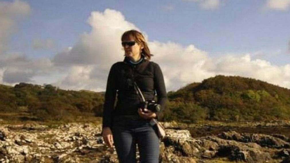 La mujer puede hablar ingles por la mañana y alemán por la tarde.