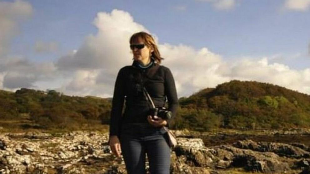 La mujer puede hablar ingles por la mañana y alemán por la tarde.