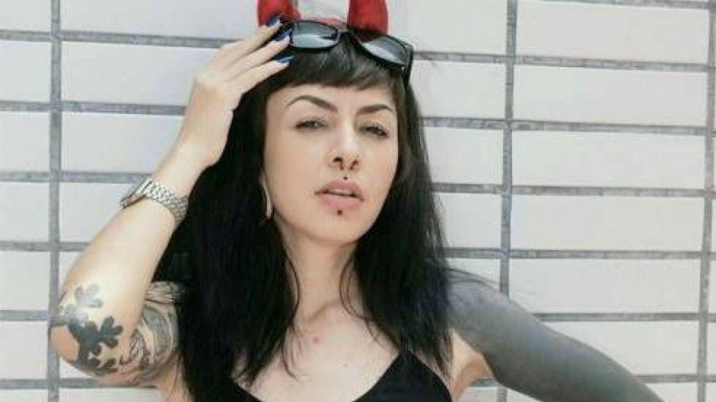 Se extirpó el ombligo, se lo regaló al novio y él la abandonó
