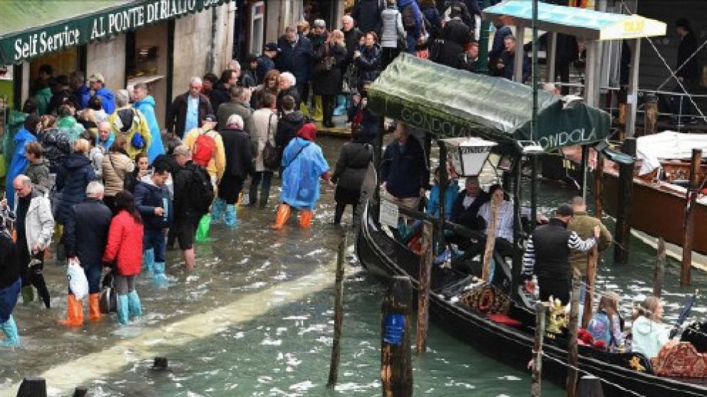 Una postal de Venecia, con más agua de lo normal, en sus calles.
