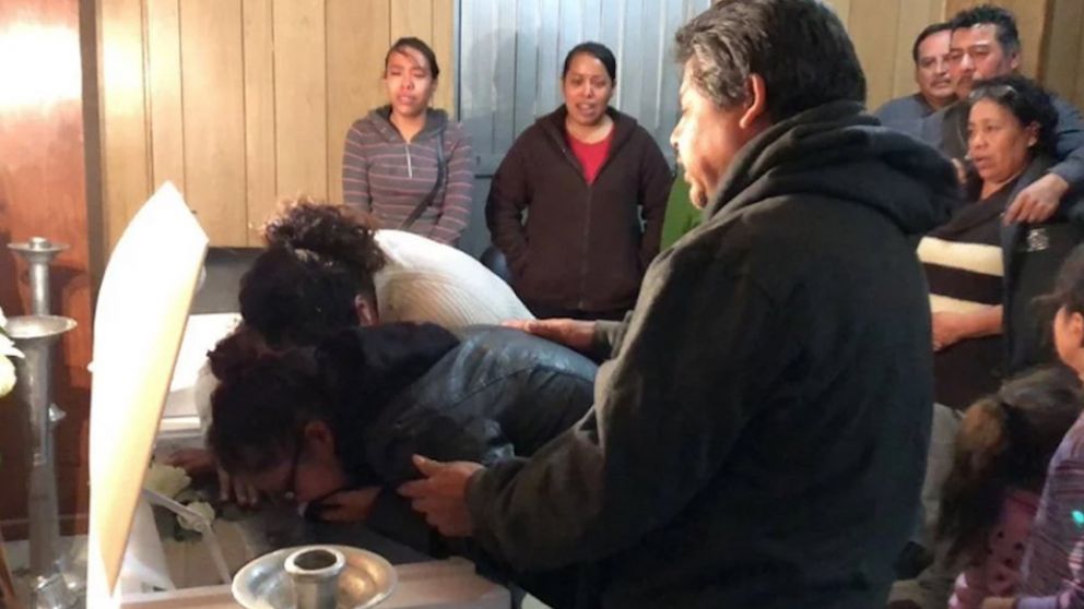 Así, la madre de la familia del menor despedía sus restos.