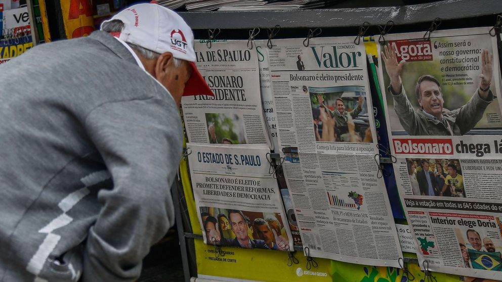 Los diarios reflejaron el triunfo de Bolsonaro en sus tapas (AFP).