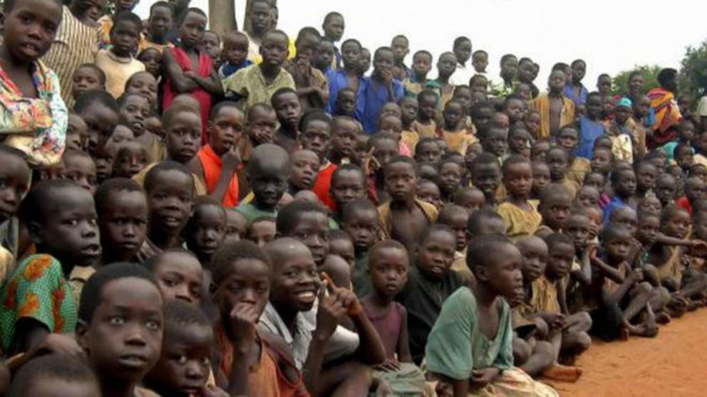 El jefe de una aldea de Uganda pide educaci�n para al menos 30 de sus hijos.