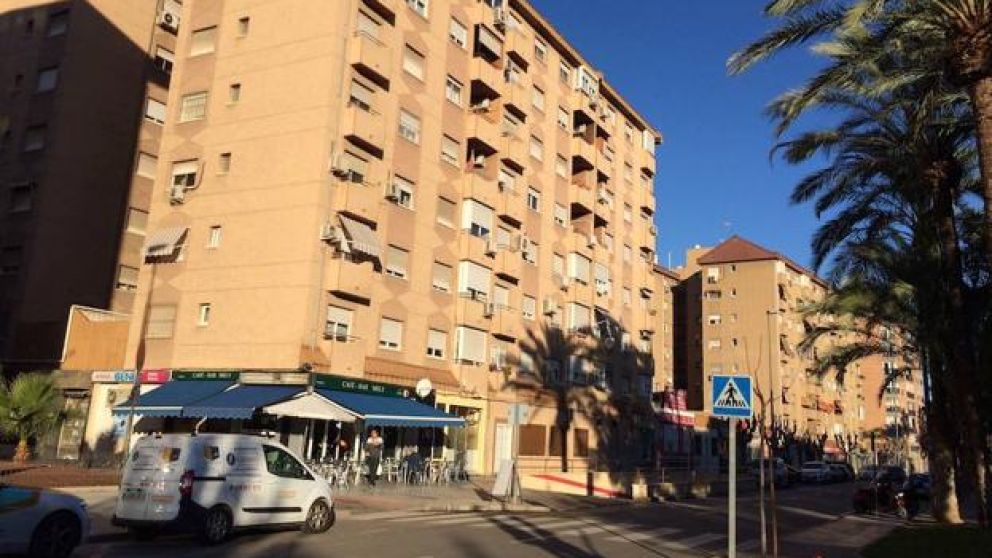 El edificio desde el que la mujer se ha arrojado al vacío con su hijo.