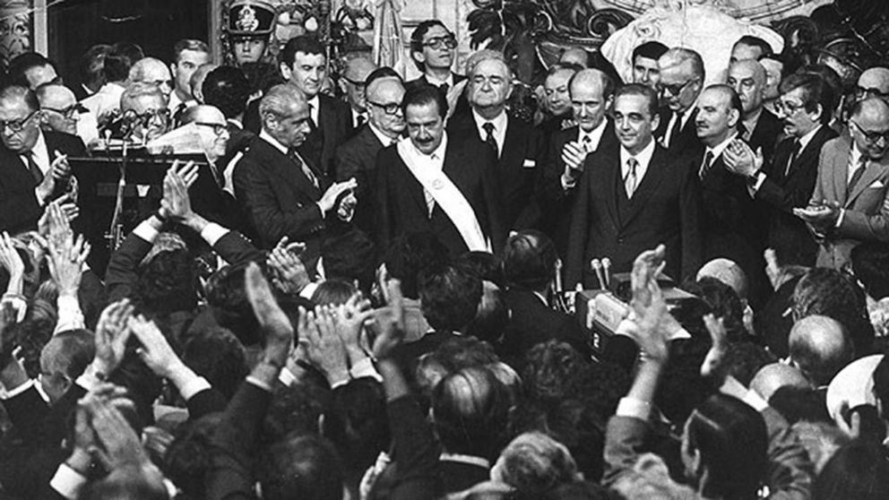 Alfons�n, presidente y Mart�nez, vice, asum�an y volv�a la democracia. 
