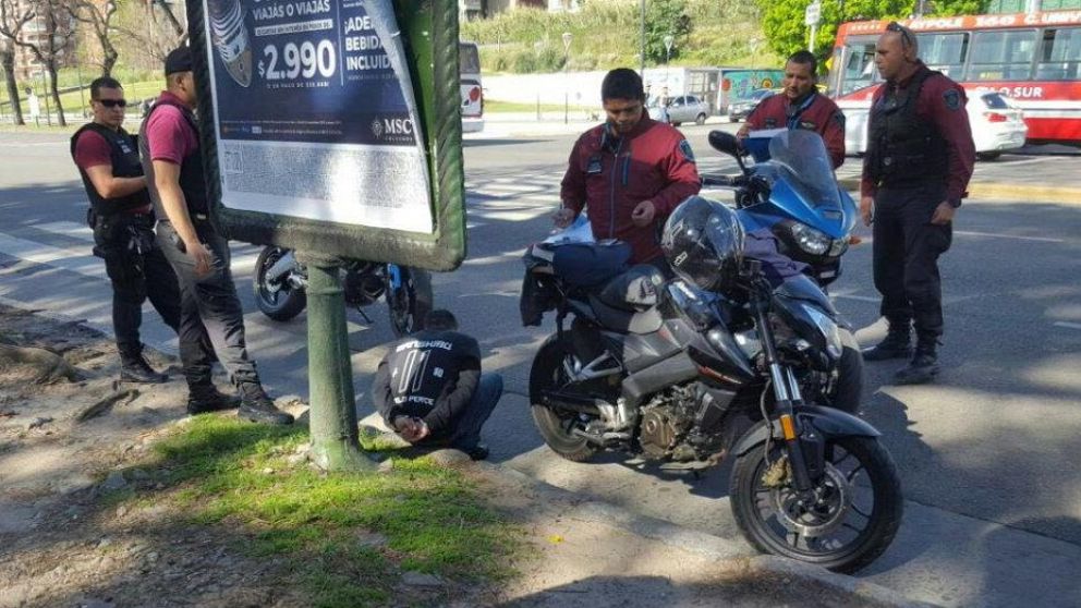 La Policía de la Ciudad detuvo a los motochorros colombianos tras una persecución.