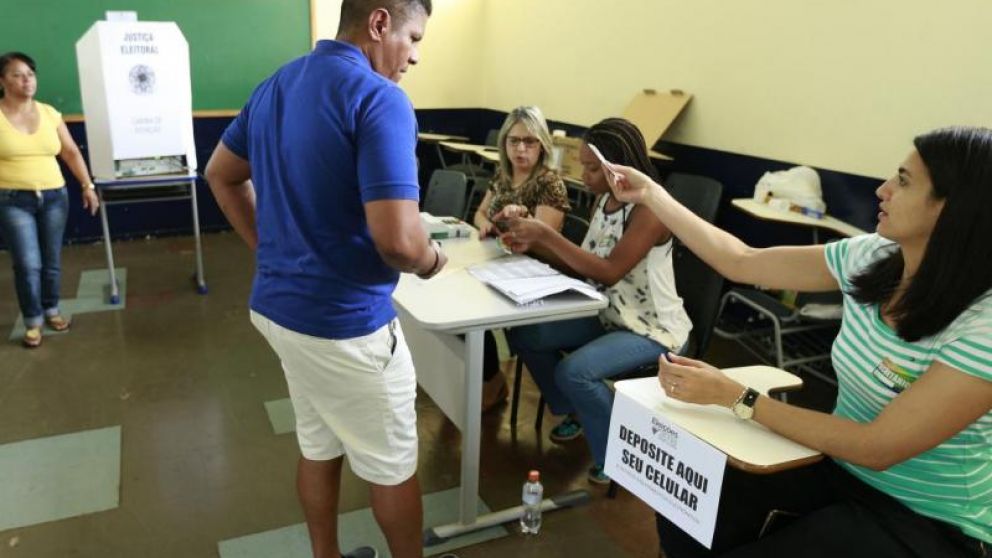 Dos personas que se desempeñaban como presidenta de mesa, murieron de un infarto.