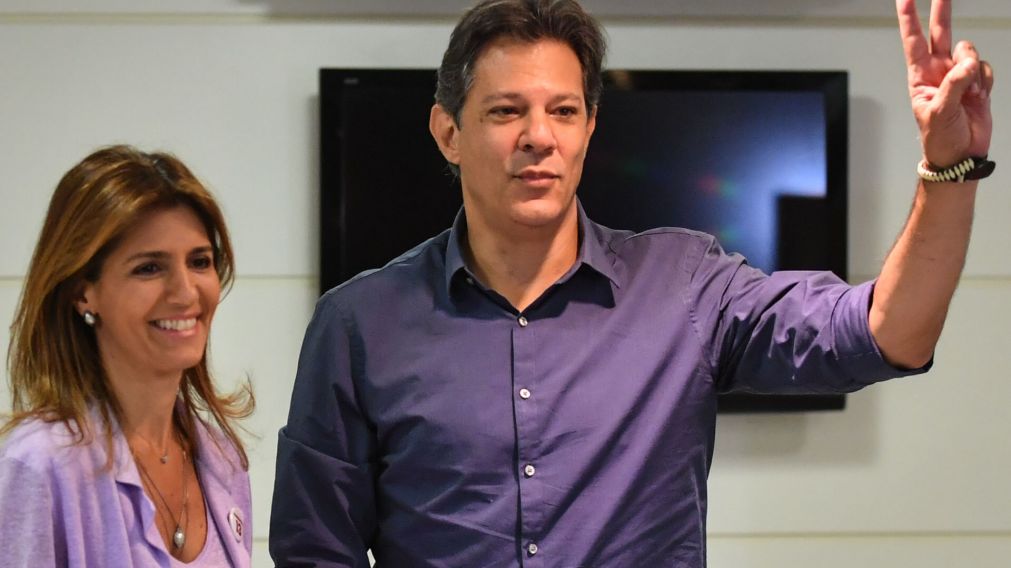 Haddad, junto con su esposa, antes de emitir su voto (AFP).