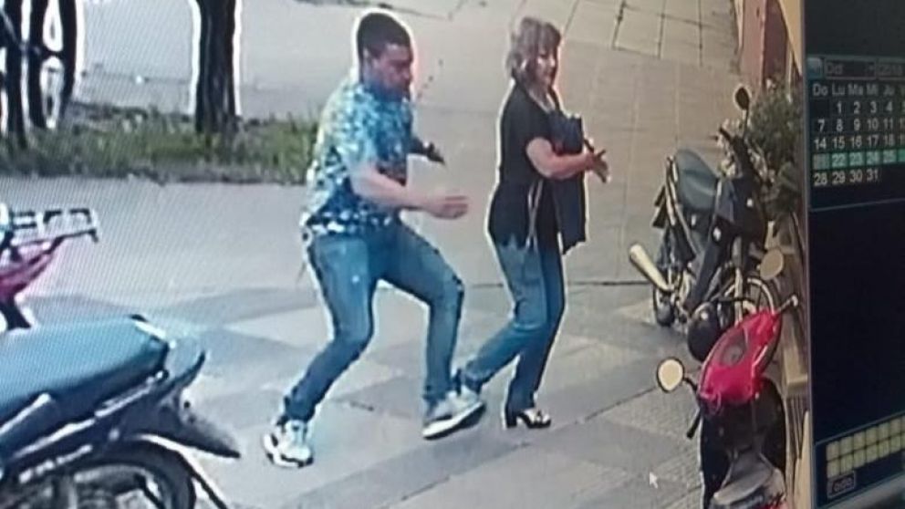 ¡Impactante! Así motochorro arrastró a una mujer para robarle la cartera
