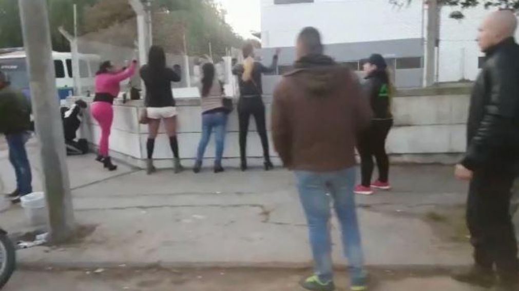 Las implicadas a la hora de ser detenidas. (Captura).