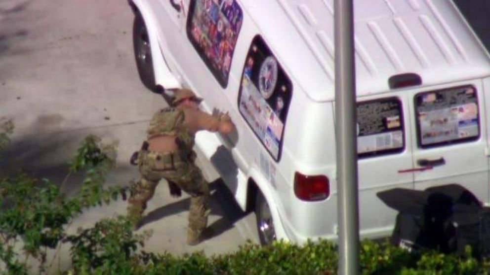 Así agentes investigaban la camioneta del detenido.