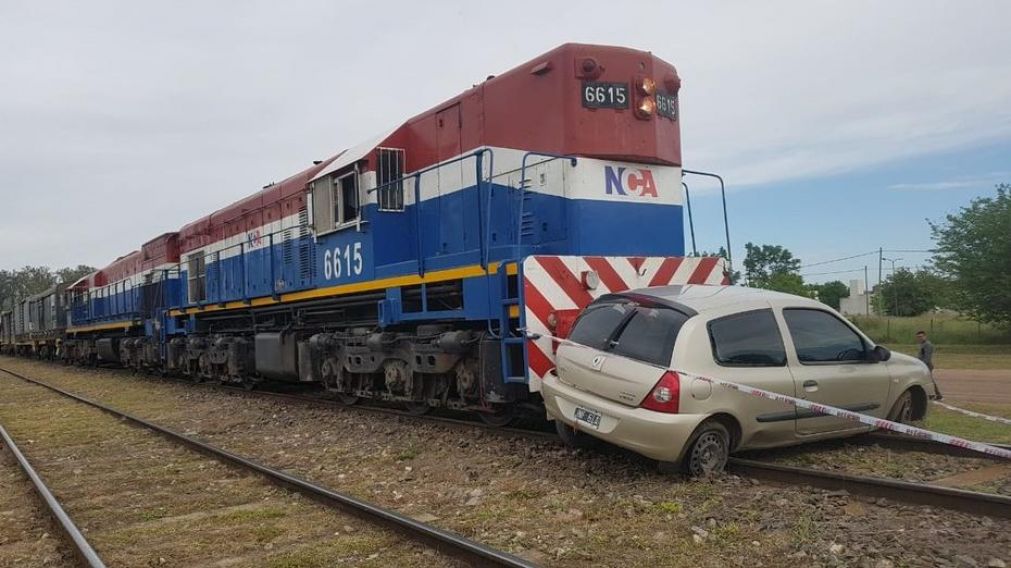 Así quedó el auto que fue envestido por un tren en Santa Fe, y mató a su conductor.