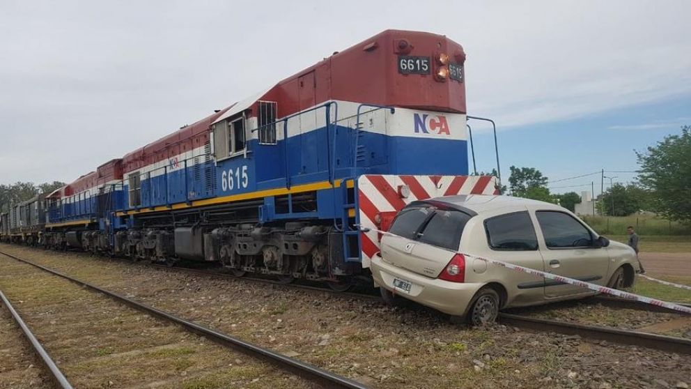 Así quedó el auto que fue envestido por un tren en Santa Fe, y mató a su conductor.