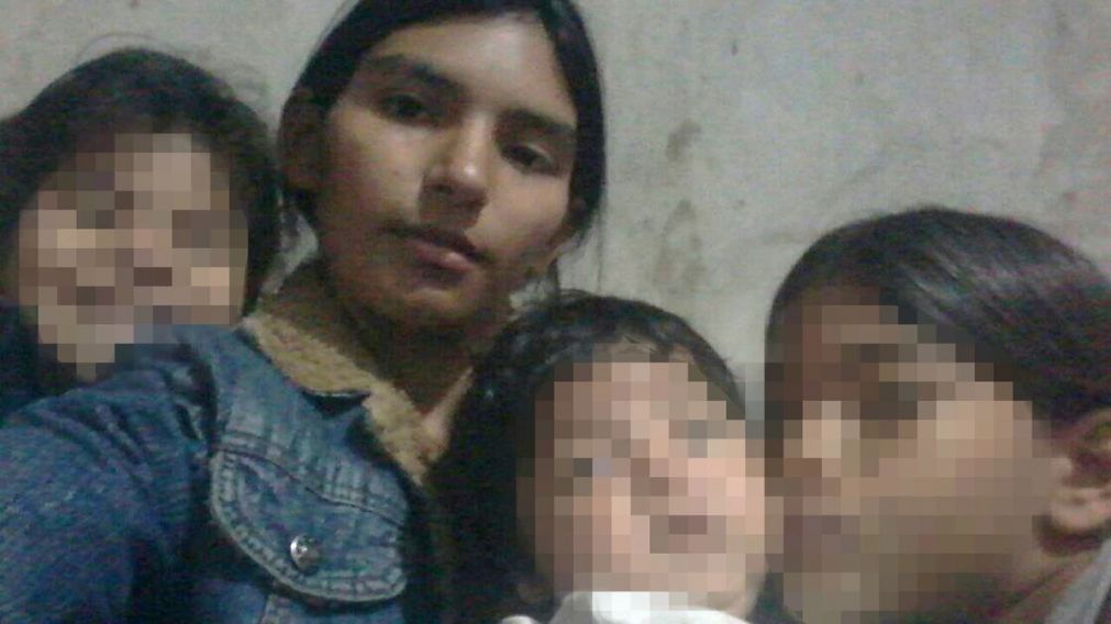 Leonela Ayala, junto a sus tres hijos, antes de ser detenida y mam� por cuarta vez.