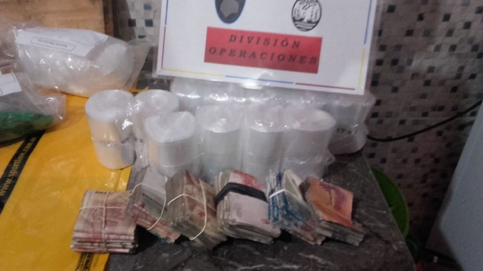 Droga y dinero secuestrado en los operativos.