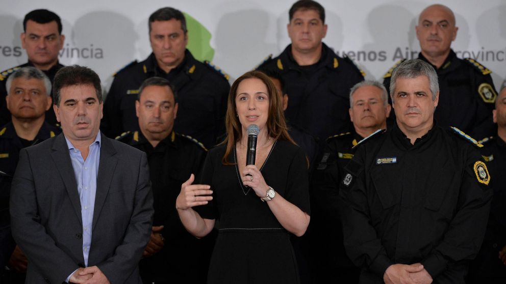 María Eugenia encabezó el acto. A su lado, el ministro Cristian Ritondo y la cúpula policial (Télam).