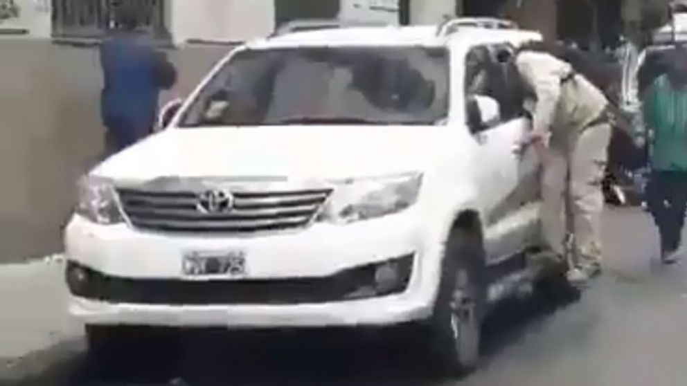 El hombre quiso robar un vehículo y lo frenaron.