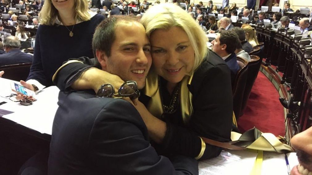 Elisa Carri� junto a su hijo, en C�mara de Diputados.