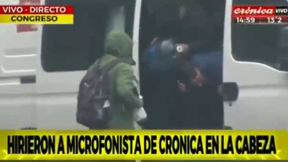 Javier Enriquez siendo atendido tras el piedrazo.