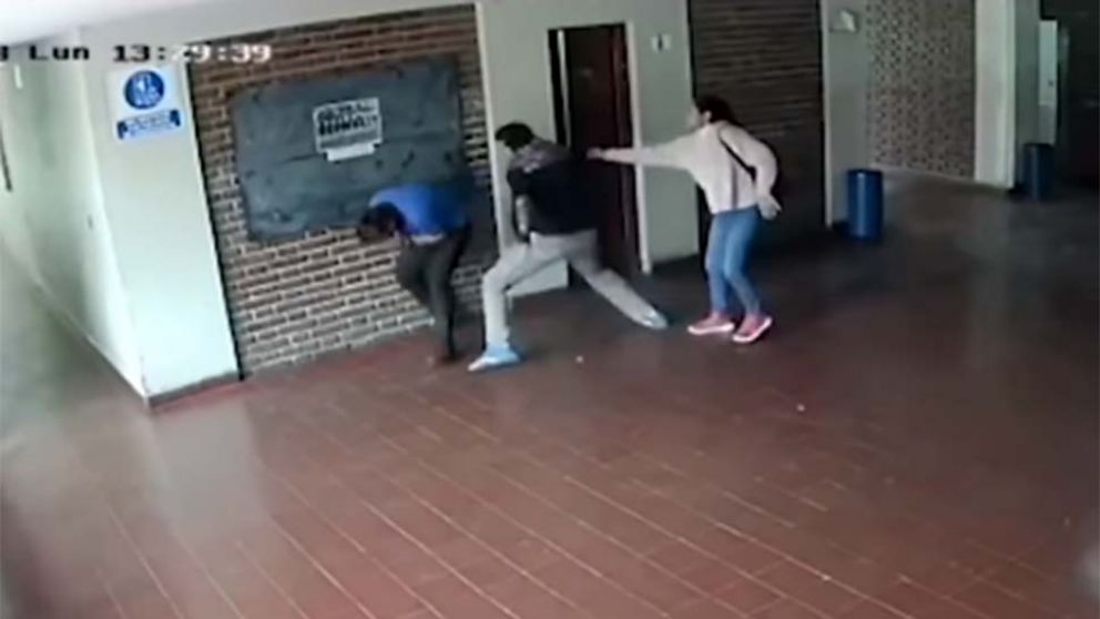 Papá "boxeó" al preceptor del colegio por acosar a su hija adolescente