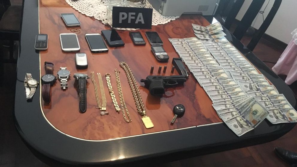 Dinero, armas, joyas y celulares entre lo secuestrado. 