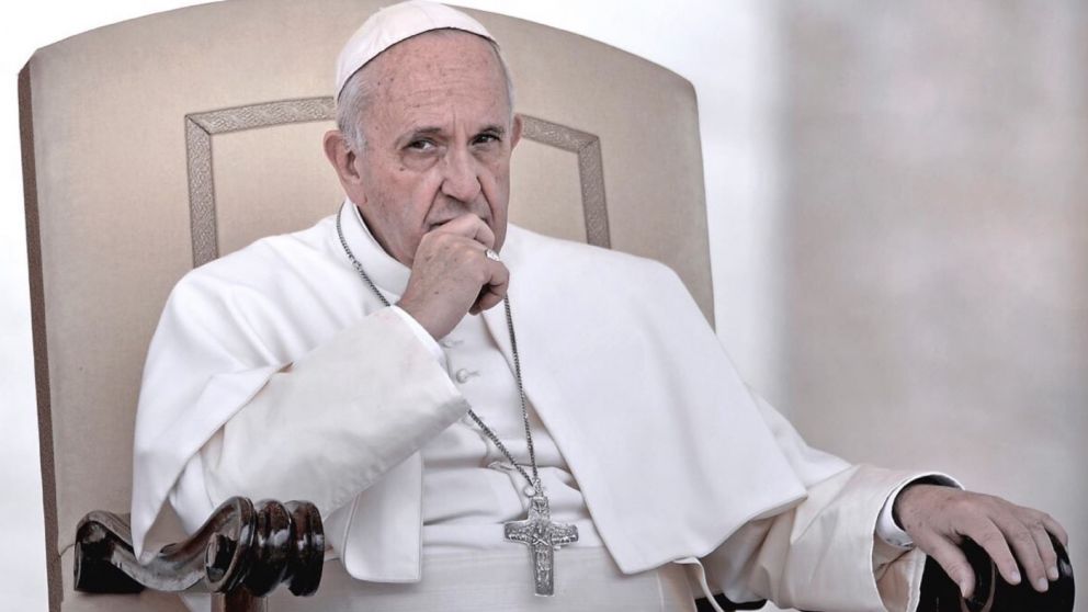 Francisco analiza aceptar como sacerdotes a hombres casados.