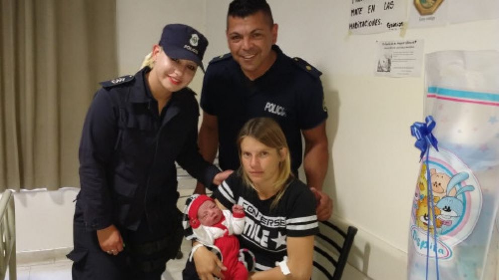La sargento Medina y el oficial Alcaraz, junto a Belén Vera y al chiquito.