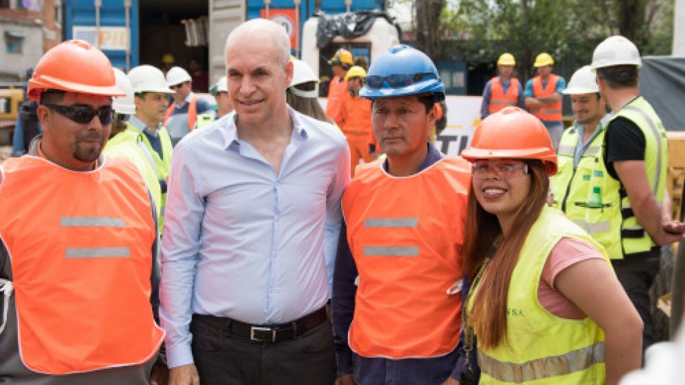 El jefe de gobierno, junto a operarios que participaron de la demolición.