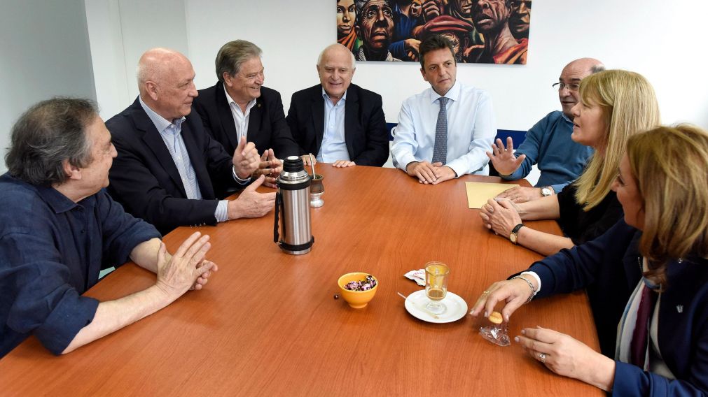 Miguel Lifchitz, M�nica Fein, Margarita Stolbizer y Ricardo Alfons�n, entre otros, en la reuni�n.