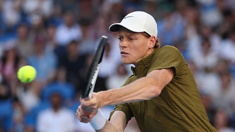 Jannik Sinner le dio una clase de tenis a Luciano Darderi y se instaló en cuartos de final del Abierto de Australia