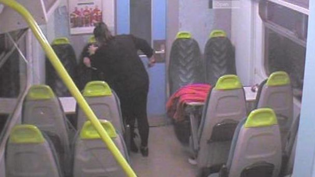 Apuñaló a su amiga porque no quiso ayudarla a matar a su madre