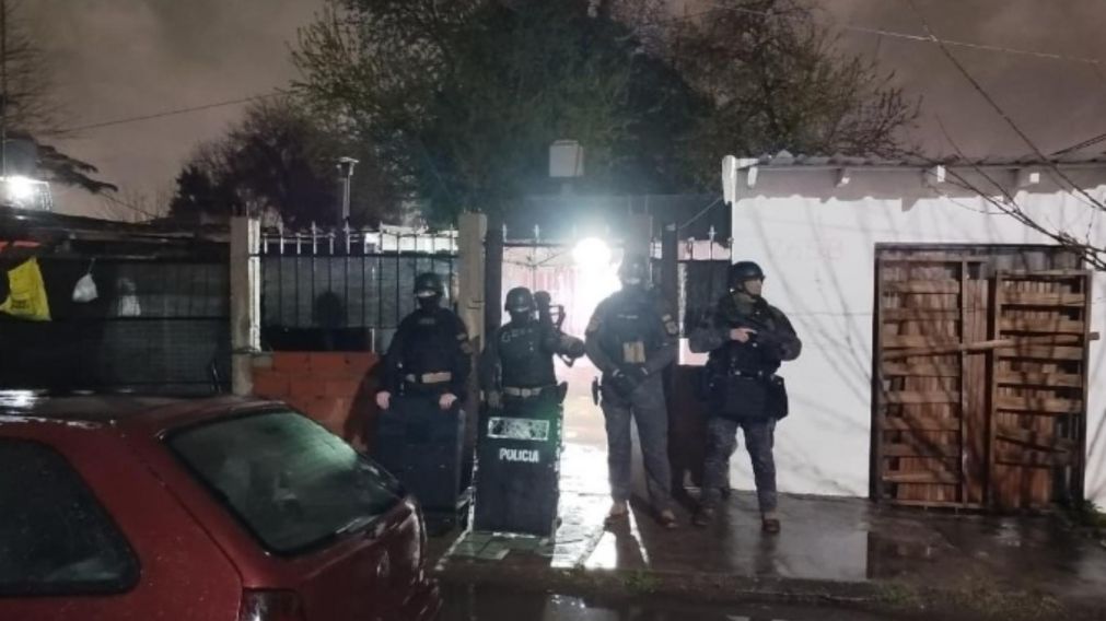 Los policías realizaron varias diligencias en el vecindario para esclarecer lo acontecido.