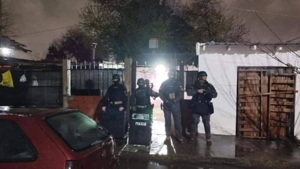Los policías realizaron varias diligencias en el vecindario para esclarecer lo acontecido.