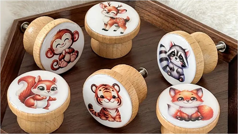 Las manijas de los muebles pueden convertirse en percheros en pocos pasos.