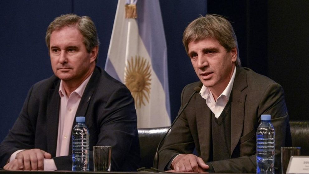 El secretario de Finanzas, Pablo Quirno, y el ministro de Economía, Luis Caputo.