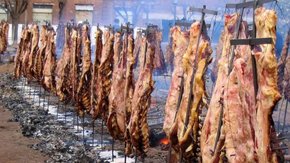 Costillares jugosos y llenos de sabor, listos para disfrutar al estilo único de un pueblo "poco conocido" de Buenos Aires.