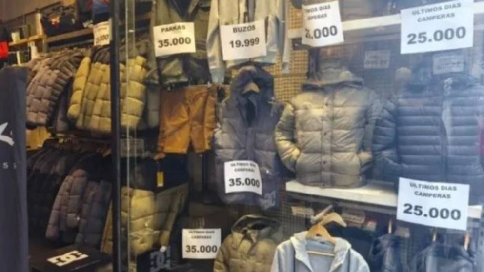 Los comerciantes de los locales de la calle Florida achican márgenes para atraer clientes.
