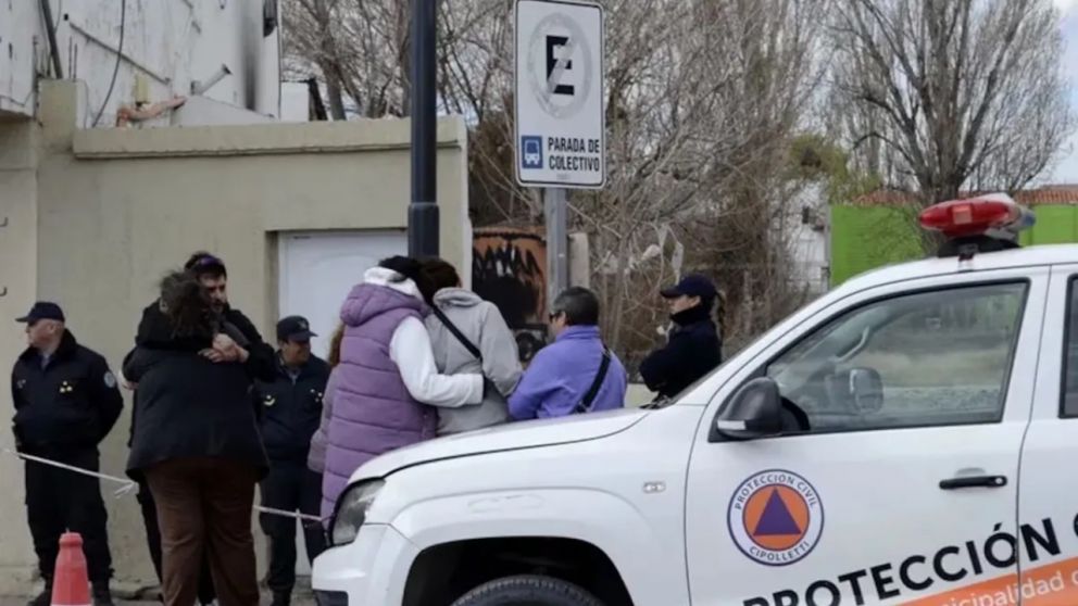 Los familiares de la mujer fallecida tras el hallazgo del cuerpo.