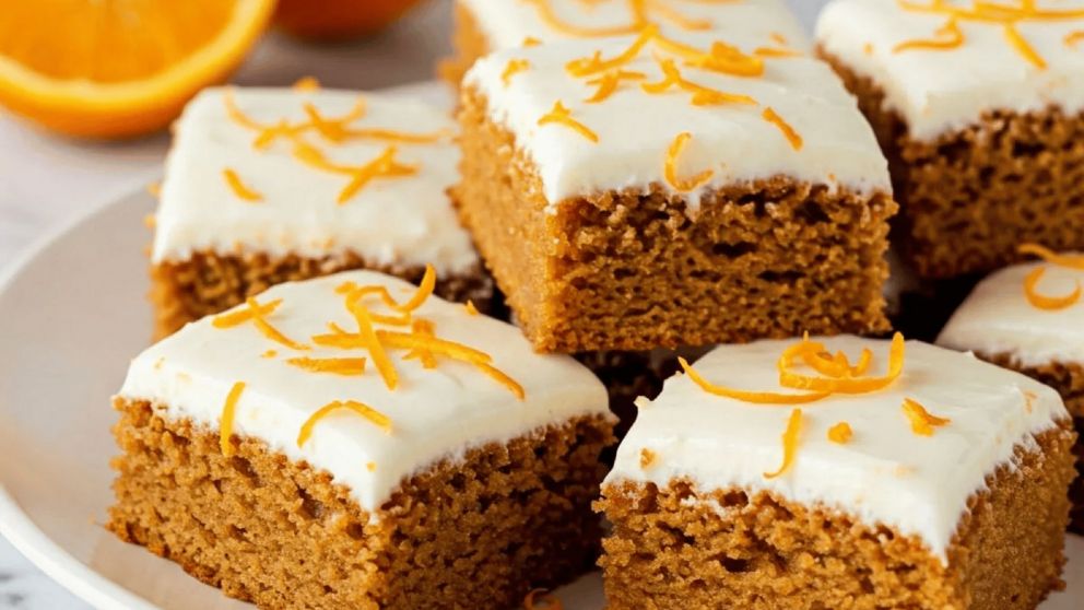 Delicadas barritas cítricas cubiertas con un glaseado brillante, perfectas para endulzar cualquier momento del día.
