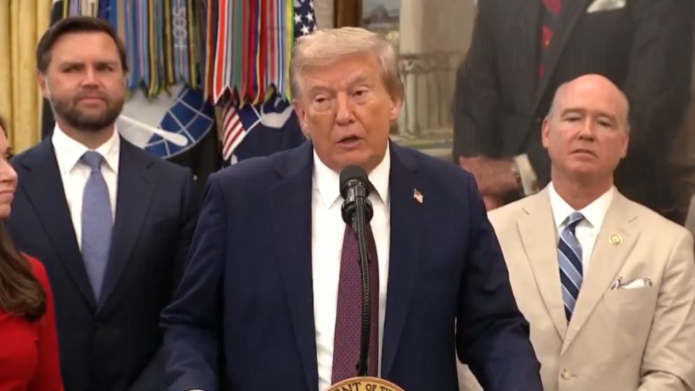 Donald Trump junto a sus funcionarios anunciando la acción militar con la embarcación venezonala.