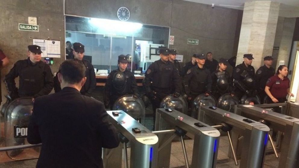 Policías reclamaron en la cartera porteña.