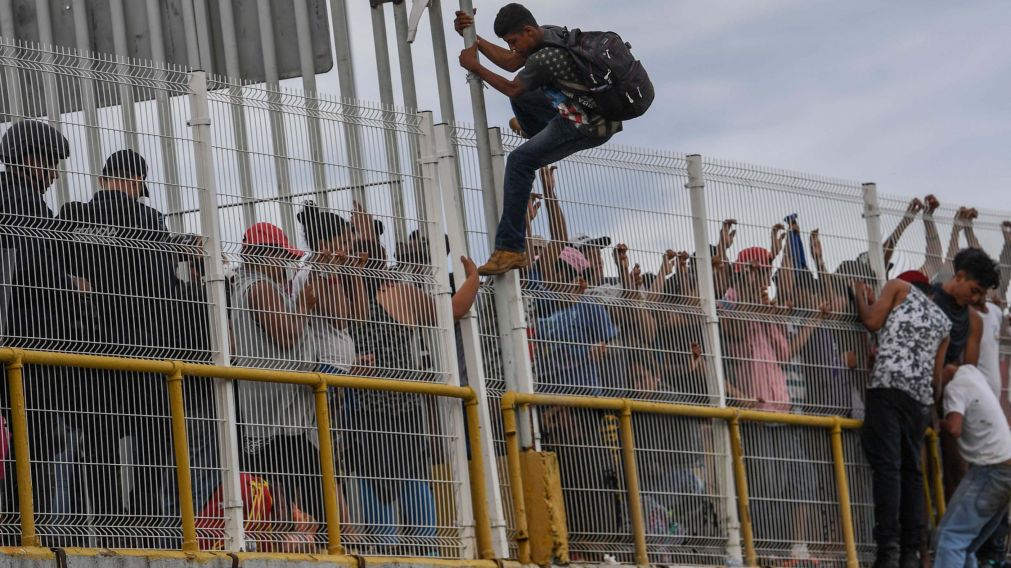 Los migrantes caminaron en el puente y algunos se tiraron al río (AFP).