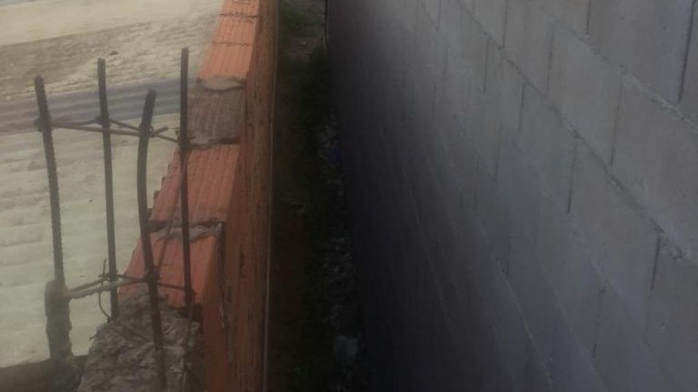 Entre estas paredes, y dentro de una bolsa, fue encontrada sin vida la nena.