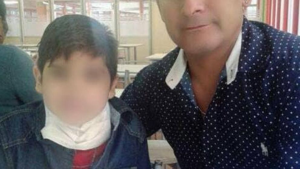 El nene, junto a su papá Miguel. Necesitan ayuda.