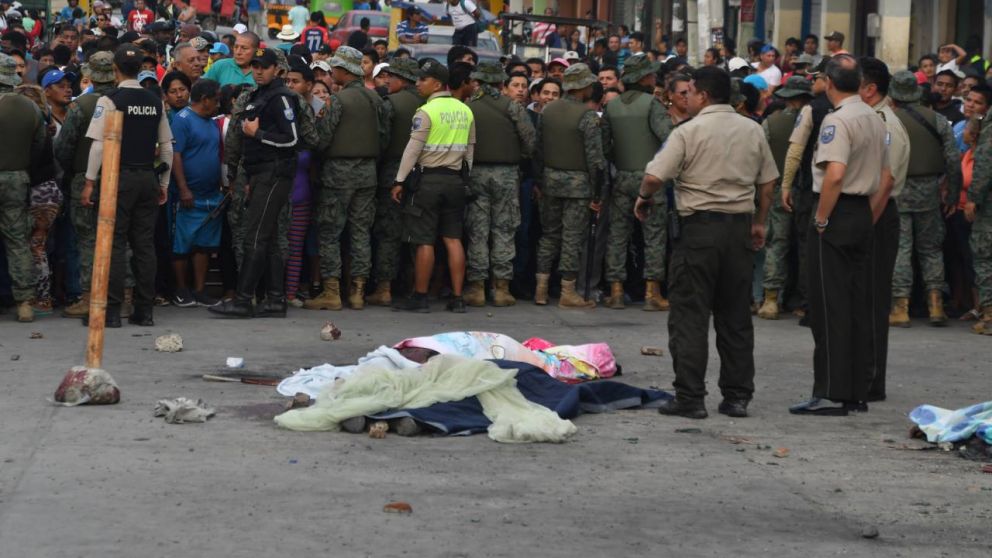 Los cuerpos sin vida quedaron en plena calle y fueron cubiertos con s�banas. 